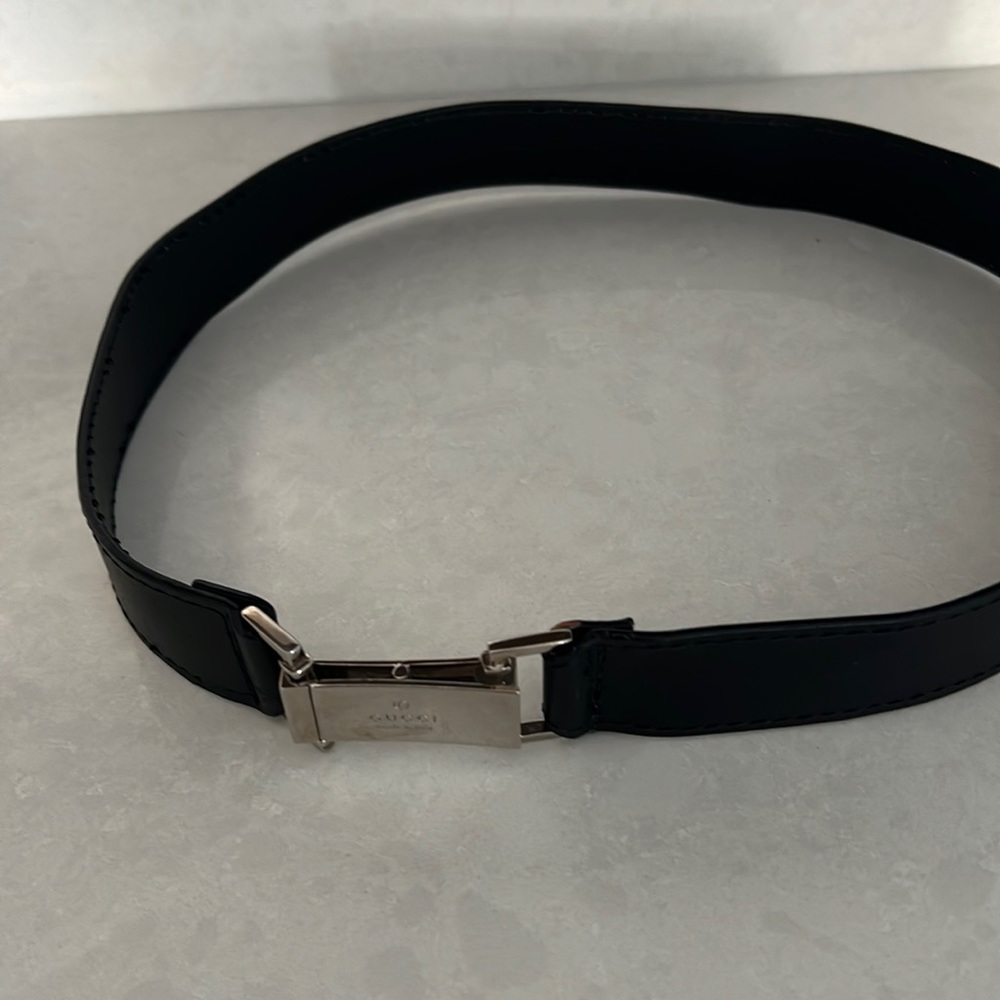 Gucci black leather belt 33 inches long silver buckle with insignia - Picture 2 of 6